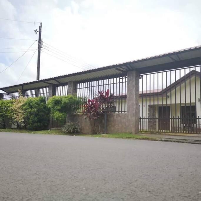 Elegant Villa In La Fortuna With Spacious Backyard Plus Very Private Pool & Parking Exterior foto
