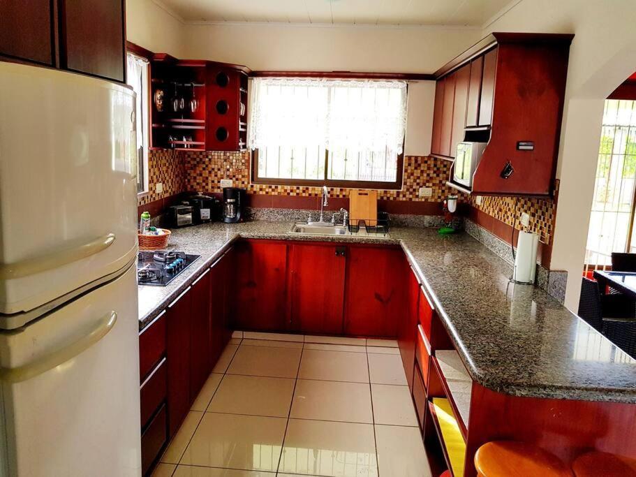Elegant Villa In La Fortuna With Spacious Backyard Plus Very Private Pool & Parking Exterior foto