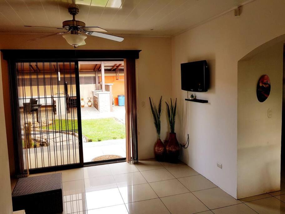 Elegant Villa In La Fortuna With Spacious Backyard Plus Very Private Pool & Parking Exterior foto