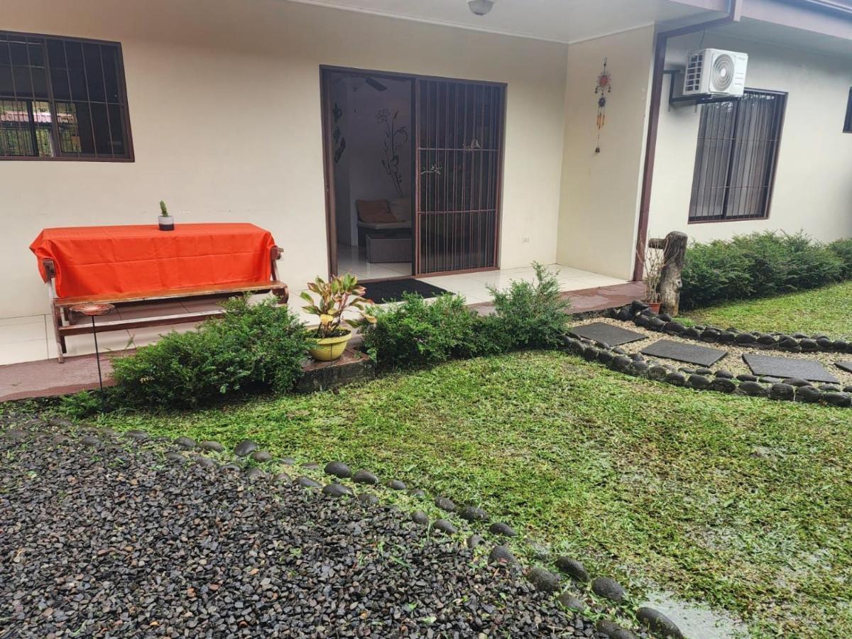 Elegant Villa In La Fortuna With Spacious Backyard Plus Very Private Pool & Parking Exterior foto