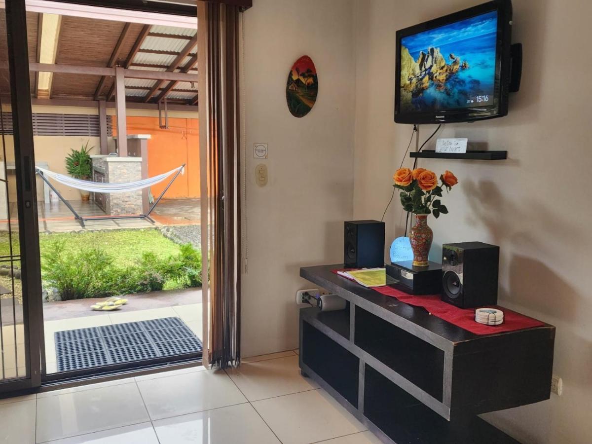 Elegant Villa In La Fortuna With Spacious Backyard Plus Very Private Pool & Parking Exterior foto